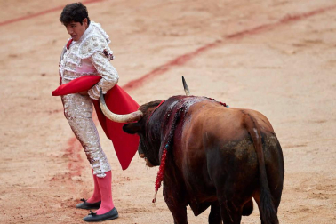 Imágenes de la corrida en la plaza de toros de Pamplona con reses de la ganadería de La Palmosilla para los diestros José Garrido, Luis David Adame y Javier Marín