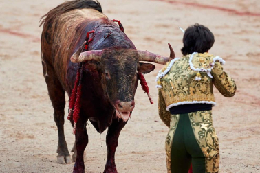 Imágenes de la corrida en la plaza de toros de Pamplona con reses de la ganadería de La Palmosilla para los diestros José Garrido, Luis David Adame y Javier Marín
