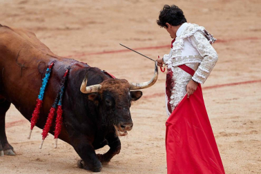 Imágenes de la corrida en la plaza de toros de Pamplona con reses de la ganadería de La Palmosilla para los diestros José Garrido, Luis David Adame y Javier Marín