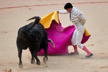 Imágenes de la corrida en la plaza de toros de Pamplona con reses de la ganadería de La Palmosilla para los diestros José Garrido, Luis David Adame y Javier Marín