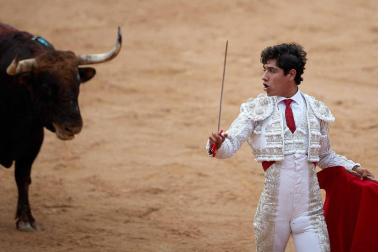 Imágenes de la corrida en la plaza de toros de Pamplona con reses de la ganadería de La Palmosilla para los diestros José Garrido, Luis David Adame y Javier Marín