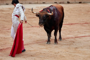 Imágenes de la corrida en la plaza de toros de Pamplona con reses de la ganadería de La Palmosilla para los diestros José Garrido, Luis David Adame y Javier Marín