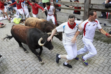 Imágenes del séptimo encierro de los Sanfermines 2019 protagonizado por toros de La Palmosilla.