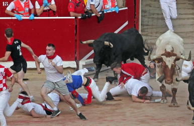 Imágenes del séptimo encierro de los Sanfermines 2019 protagonizado por toros de La Palmosilla.