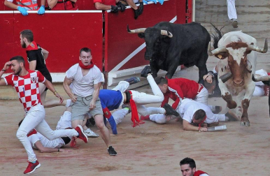Imágenes del séptimo encierro de los Sanfermines 2019 protagonizado por toros de La Palmosilla.