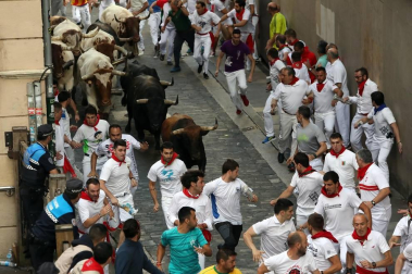 Imágenes del séptimo encierro de los Sanfermines 2019 protagonizado por toros de La Palmosilla.