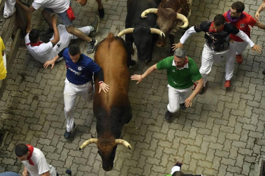 Imágenes del séptimo encierro de los Sanfermines 2019 protagonizado por toros de La Palmosilla.