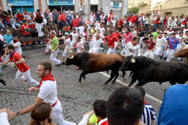 Imágenes del séptimo encierro de los Sanfermines 2019 protagonizado por toros de La Palmosilla.