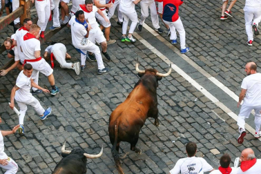 Imágenes del séptimo encierro de los Sanfermines 2019 protagonizado por toros de La Palmosilla.