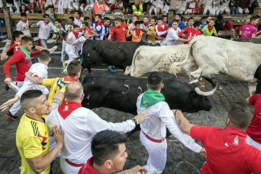 Imágenes del séptimo encierro de los Sanfermines 2019 protagonizado por toros de La Palmosilla.