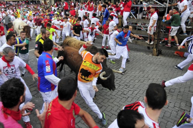Imágenes del séptimo encierro de los Sanfermines 2019 protagonizado por toros de La Palmosilla.