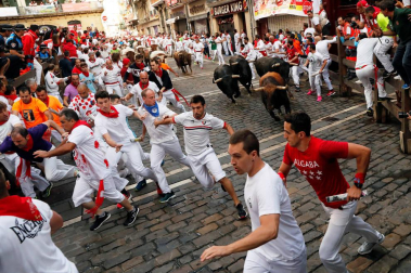 Imágenes del séptimo encierro de los Sanfermines 2019 protagonizado por toros de La Palmosilla.