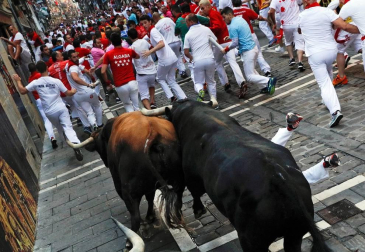 Imágenes del séptimo encierro de los Sanfermines 2019 protagonizado por toros de La Palmosilla.