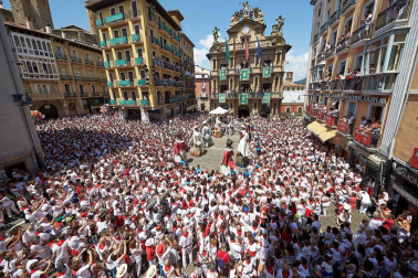 Fotos de la despedida de la Comparsa de Gigantes y Cabezudos en la plaza Consistorial en San Fermín 2019