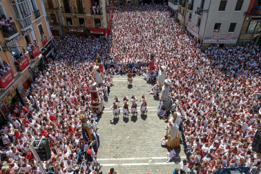 Fotos de la despedida de la Comparsa de Gigantes y Cabezudos en la plaza Consistorial en San Fermín 2019