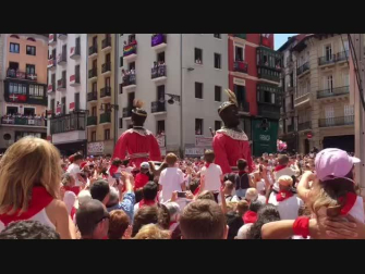Valls de los gigantes europeos en la despedida a la Comparsa