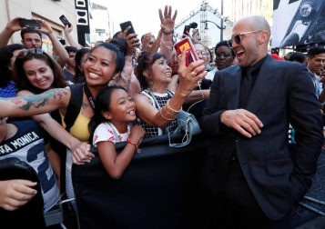 Los protagonistas de la última entrega de la saga de 'Fast and Furious' acudieron a la premier en el Teatro Kodak de Los Ángeles.