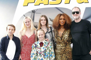 Los protagonistas de la última entrega de la saga de 'Fast and Furious' acudieron a la premier en el Teatro Kodak de Los Ángeles.