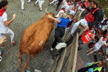 'Rabanero' siembra de cornadas el encierro de Miura tras caer y correr solo desde Mercaderes