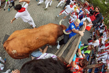 'Rabanero' siembra de cornadas el encierro de Miura tras caer y correr solo desde Mercaderes