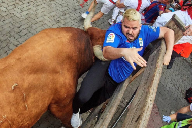 'Rabanero' siembra de cornadas el encierro de Miura tras caer y correr solo desde Mercaderes