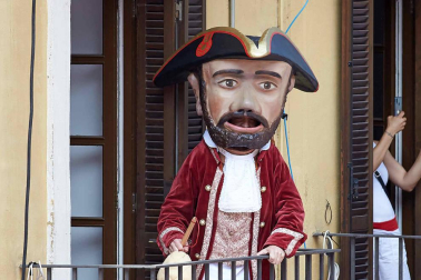 Fotos de la despedida de la Comparsa de Gigantes y Cabezudos en la plaza Consistorial en San Fermín 2019