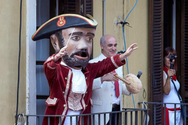 Fotos de la despedida de la Comparsa de Gigantes y Cabezudos en la plaza Consistorial en San Fermín 2019