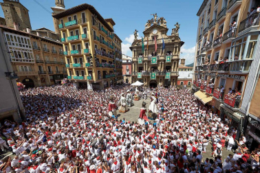 Fotos de la despedida de la Comparsa de Gigantes y Cabezudos en la plaza Consistorial en San Fermín 2019