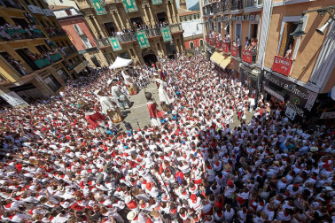 Fotos de la despedida de la Comparsa de Gigantes y Cabezudos en la plaza Consistorial en San Fermín 2019