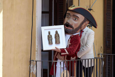 Fotos de la despedida de la Comparsa de Gigantes y Cabezudos en la plaza Consistorial en San Fermín 2019