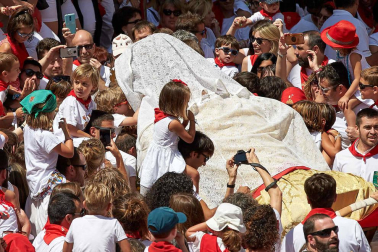 Fotos de la despedida de la Comparsa de Gigantes y Cabezudos en la plaza Consistorial en San Fermín 2019