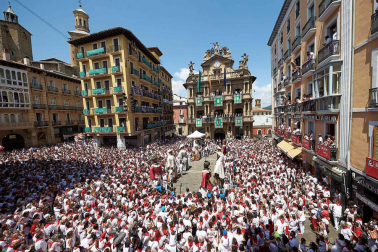 Fotos de la despedida de la Comparsa de Gigantes y Cabezudos en la plaza Consistorial en San Fermín 2019