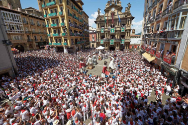 Fotos de la despedida de la Comparsa de Gigantes y Cabezudos en la plaza Consistorial en San Fermín 2019