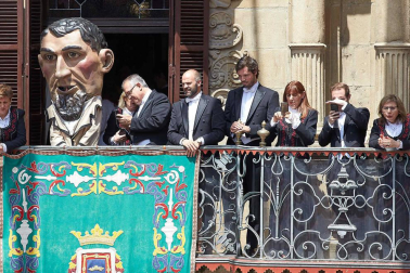 Fotos de la despedida de la Comparsa de Gigantes y Cabezudos en la plaza Consistorial en San Fermín 2019