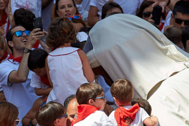 Fotos de la despedida de la Comparsa de Gigantes y Cabezudos en la plaza Consistorial en San Fermín 2019