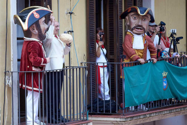 Fotos de la despedida de la Comparsa de Gigantes y Cabezudos en la plaza Consistorial en San Fermín 2019