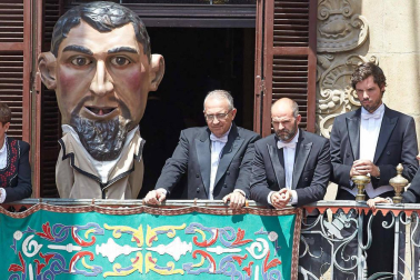 Fotos de la despedida de la Comparsa de Gigantes y Cabezudos en la plaza Consistorial en San Fermín 2019