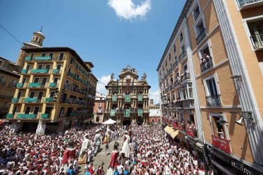 Fotos de la despedida de la Comparsa de Gigantes y Cabezudos en la plaza Consistorial en San Fermín 2019