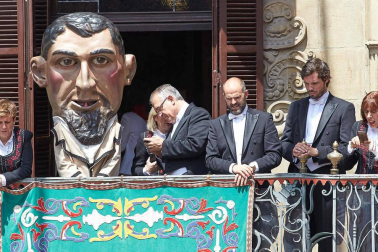 Fotos de la despedida de la Comparsa de Gigantes y Cabezudos en la plaza Consistorial en San Fermín 2019