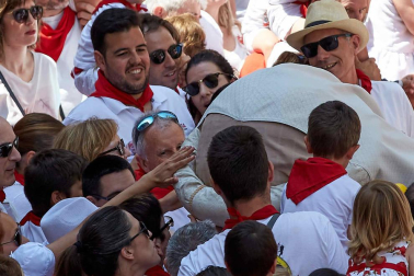 Fotos de la despedida de la Comparsa de Gigantes y Cabezudos en la plaza Consistorial en San Fermín 2019