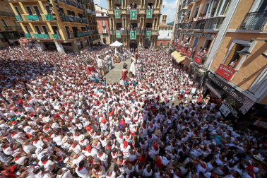 Fotos de la despedida de la Comparsa de Gigantes y Cabezudos en la plaza Consistorial en San Fermín 2019