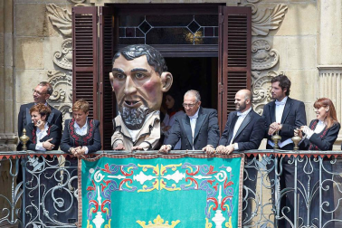 Fotos de la despedida de la Comparsa de Gigantes y Cabezudos en la plaza Consistorial en San Fermín 2019