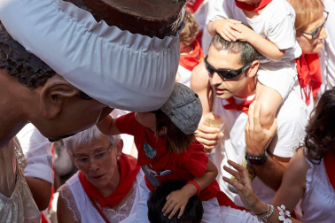 Fotos de la despedida de la Comparsa de Gigantes y Cabezudos en la plaza Consistorial en San Fermín 2019