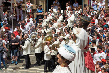 Fotos de la despedida de la Comparsa de Gigantes y Cabezudos en la plaza Consistorial en San Fermín 2019