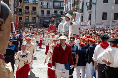 Fotos de la despedida de la Comparsa de Gigantes y Cabezudos en la plaza Consistorial en San Fermín 2019