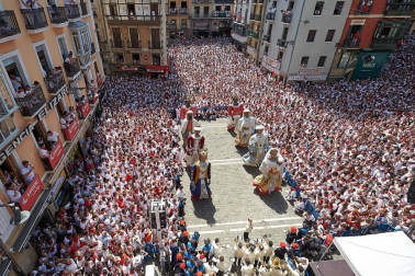 Fotos de la despedida de la Comparsa de Gigantes y Cabezudos en la plaza Consistorial en San Fermín 2019