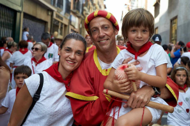 Fotos de la despedida de la Comparsa de Gigantes y Cabezudos en la plaza Consistorial en San Fermín 2019