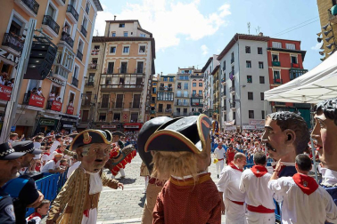 Fotos de la despedida de la Comparsa de Gigantes y Cabezudos en la plaza Consistorial en San Fermín 2019