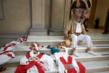 Fotos de la despedida de la Comparsa de Gigantes y Cabezudos en la plaza Consistorial en San Fermín 2019