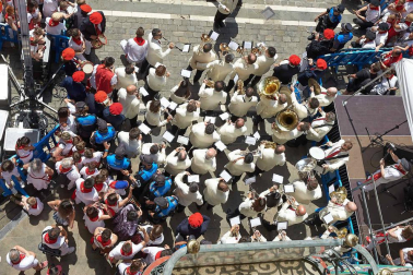 Fotos de la despedida de la Comparsa de Gigantes y Cabezudos en la plaza Consistorial en San Fermín 2019